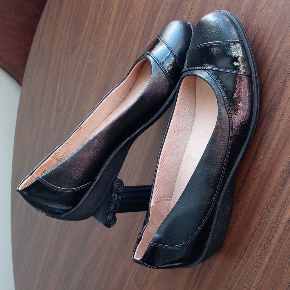 EUC Life Stride Velocity Memory Foam Black Faux Leather Flats Size 9